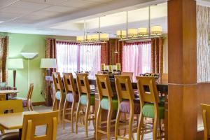 a dining room with a long table and chairs at Hampton Inn Harrisonburg - University in Harrisonburg
