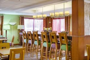 un comedor con una mesa larga y sillas en Hampton Inn Harrisonburg - University, en Harrisonburg