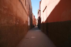 eine Gasse zwischen zwei Gebäuden in einer Gasse in der Unterkunft Dar Soukaina in Marrakesch