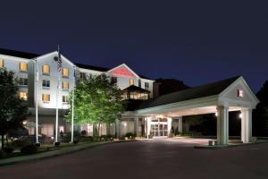 un edificio de hotel por la noche con un aparcamiento en Hilton Garden Inn Huntsville South/Redstone Arsenal, en Huntsville