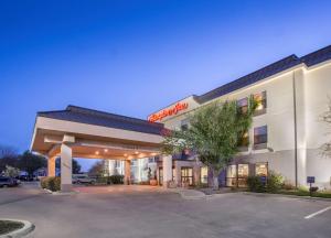 una representación de un edificio de hotel con aparcamiento en Hampton Inn Wichita-East, en Wichita