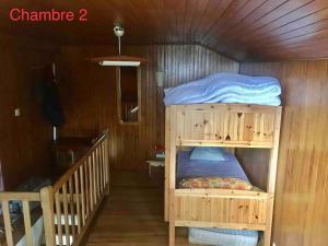 Katil dua tingkat atau katil-katil dua tingkat dalam bilik di Chalet accueillant pour des vacances reposantes