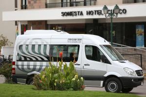 una furgoneta blanca estacionada frente a un edificio en Sonesta Hotel Cusco, en Cusco