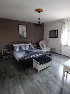 een slaapkamer met een groot bed en een kroonluchter bij Apartment Bella in Ližnjan