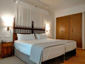 A bed or beds in a room at Parador de Benavente