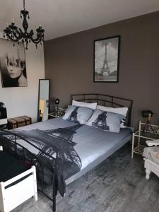 een slaapkamer met een groot bed en de eiffeltoren bij Apartment Bella in Ližnjan