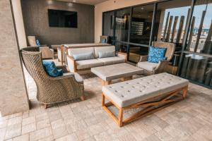 vestíbulo con sillas, sofá y mesa en Doubletree By Hilton Lubbock - University Area, en Lubbock