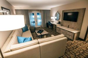 TV a/nebo společenská místnost v ubytování Doubletree By Hilton Lubbock - University Area