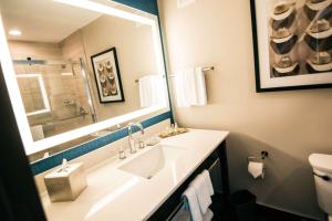 Koupelna v ubytování Doubletree By Hilton Lubbock - University Area