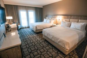 Postel nebo postele na pokoji v ubytování Doubletree By Hilton Lubbock - University Area