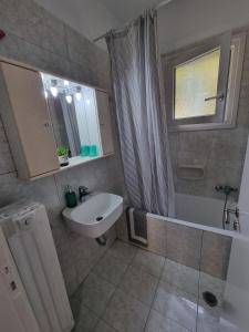 e bagno con lavandino, servizi igienici e doccia. di Vanilla Holiday House ad Alepoú