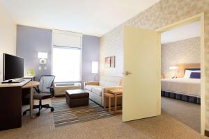 TV a/nebo společenská místnost v ubytování Home2 Suites by Hilton Midland