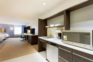 Kuchyň nebo kuchyňský kout v ubytování Home2 Suites by Hilton Midland