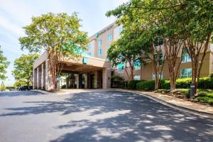 een lege straat voor een gebouw bij Embassy Suites Memphis in Memphis