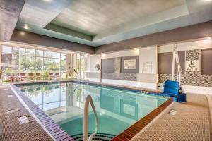 uma piscina num quarto de hotel com piscina em Embassy Suites Memphis em Memphis