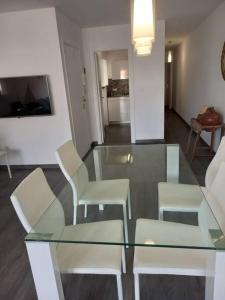 een glazen tafel met 2 stoelen en een glazen tafel en stoelen bij Cuana Precioso apartamento 2 minutos playa, parking gratuito, Roses centro in Roses