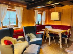 a dining room with a table and chairs at Selbstversorgerhaus Herisch in Schladming