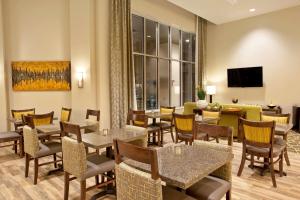 TV a/nebo společenská místnost v ubytování Hampton Inn & Suites - Minneapolis/Downtown