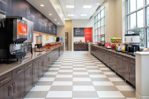 Kuchyň nebo kuchyňský kout v ubytování Hampton Inn & Suites - Minneapolis/Downtown