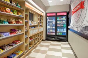 Supermarket nebo jiné obchody v  hotelu nebo okolí