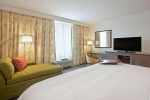 TV a/nebo společenská místnost v ubytování Hampton Inn & Suites - Minneapolis/Downtown