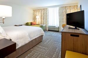 TV a/nebo společenská místnost v ubytování Hampton Inn & Suites - Minneapolis/Downtown