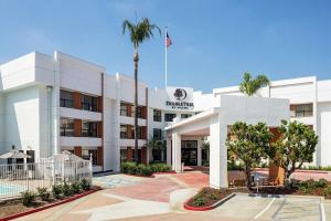 uma renderização da frente do hotel durham em Doubletree By Hilton Pomona em Pomona