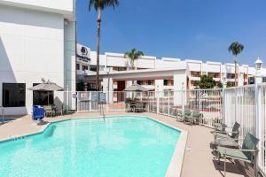 einem Pool vor einem Gebäude in der Unterkunft Doubletree By Hilton Pomona in Pomona