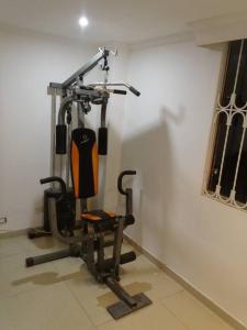 uma bicicleta de exercício numa sala ao lado de uma parede em Casa tranquila em Mosquera