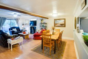 sala de estar con mesa y comedor en St Simons Island Condo with Deck and Outdoor Shower, en Saint Simon Mills