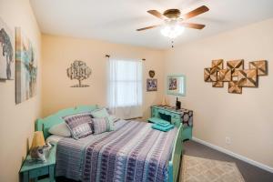Postel nebo postele na pokoji v ubytování St Simons Island Condo with Deck and Outdoor Shower + 21 fotografií