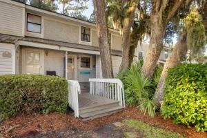 Zahrada ubytování St Simons Island Condo with Deck and Outdoor Shower