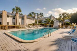 Bazén v ubytování St Simons Island Condo with Deck and Outdoor Shower nebo v jeho okolí