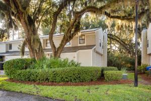 Zahrada ubytování St Simons Island Condo with Deck and Outdoor Shower
