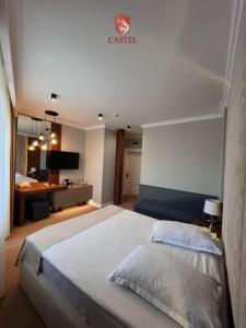Un pat sau paturi într-o cameră la Hotel Castel