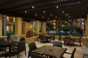 een restaurant met tafels en stoelen en een patio bij Embassy Suites by Hilton Phoenix Tempe in Tempe