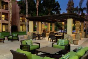 Posezení v ubytování Embassy Suites by Hilton Phoenix Tempe