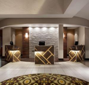 TV a/nebo společenská místnost v ubytování Embassy Suites by Hilton Phoenix Tempe + 35 fotografií