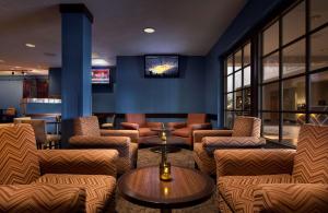 Embassy Suites by Hilton Phoenix Tempe的休息区