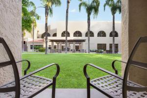 Embassy Suites by Hilton Phoenix Tempe外面的花园