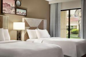 Embassy Suites by Hilton Phoenix Tempe客房内的一张或多张床位