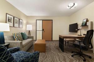 Embassy Suites by Hilton Phoenix Tempe的电视和/或娱乐中心