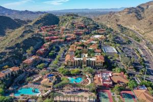 uma vista aérea de um resort nas montanhas em Hilton Phoenix Tapatio Cliffs Resort em Phoenix