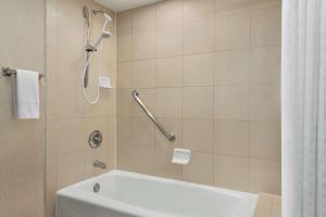 Embassy Suites by Hilton Phoenix Tempe的一间浴室