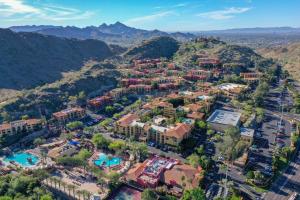 - une vue aérienne sur un complexe dans les montagnes dans l'établissement Hilton Phoenix Tapatio Cliffs Resort, à Phoenix