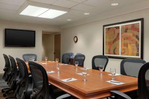 Embassy Suites by Hilton Phoenix Tempe商务区和/或会议室