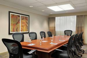 Embassy Suites by Hilton Phoenix Tempe商务区和/或会议室