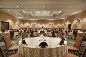 Embassy Suites by Hilton Phoenix Tempe餐厅或其他用餐的地方