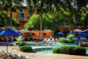 Piscina di Hilton Phoenix Tapatio Cliffs Resort o nelle vicinanze