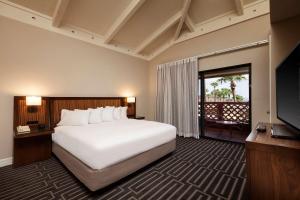 una camera d'albergo con un letto e una televisione di Hilton Phoenix Tapatio Cliffs Resort a Phoenix